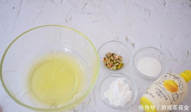 这个蛋糕不用面粉,只用蛋清就能做,入口即化,简单零失败!