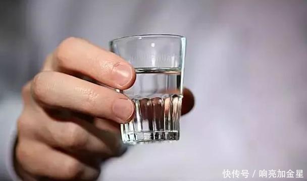 友友们|坚持一天一杯“白酒”的人,最后怎么样了3个变化,出乎意料