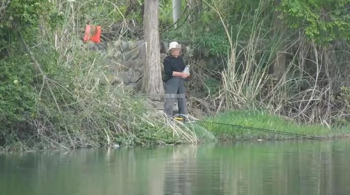 违法|小岛社区河堤变违法钓鱼窝点 执法人员：收竿 烧网！