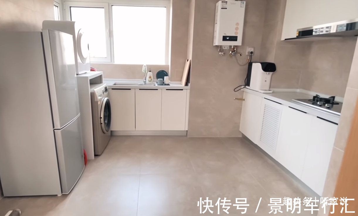厨房|母女二人住进空无一物的家里,坚持每日收拾,极简主义生活太干净