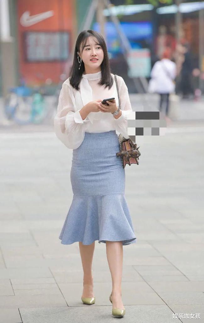 时尚街拍:笑容甜美的小姐姐,多了几分灵动活泼