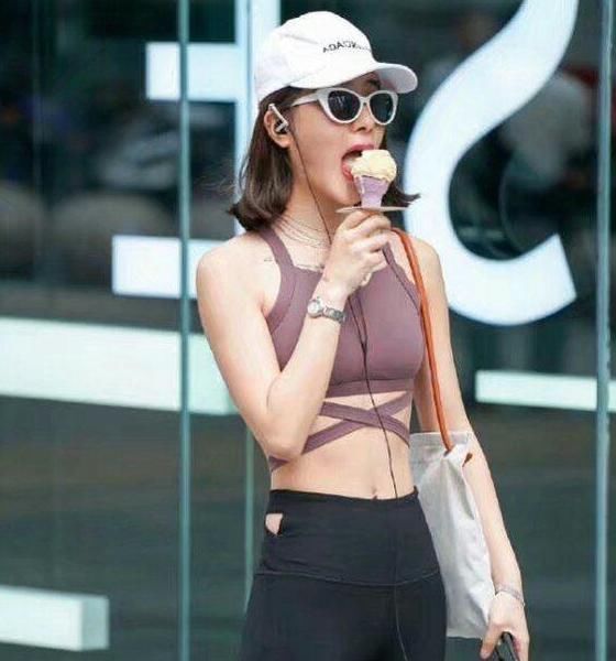 身材比例|紧身打底裤优雅清爽的打底裤美女，更显女性身材高挑