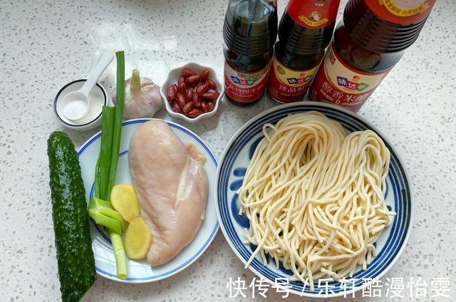 主食|夏天必备清爽主食鸡丝凉面，拌一拌10分钟上桌，酸辣又开胃