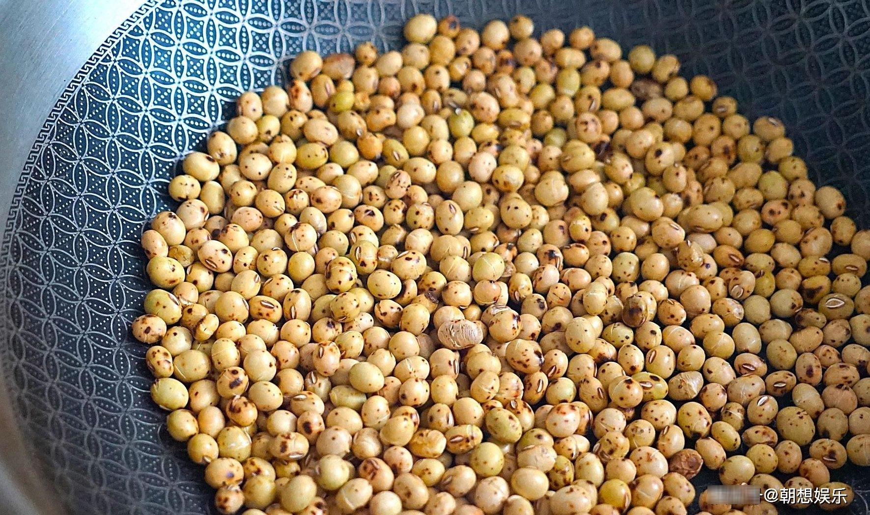 妈妈|黄豆和小鱼干这么熬,太香了!还没出锅,老公就看的直流口水