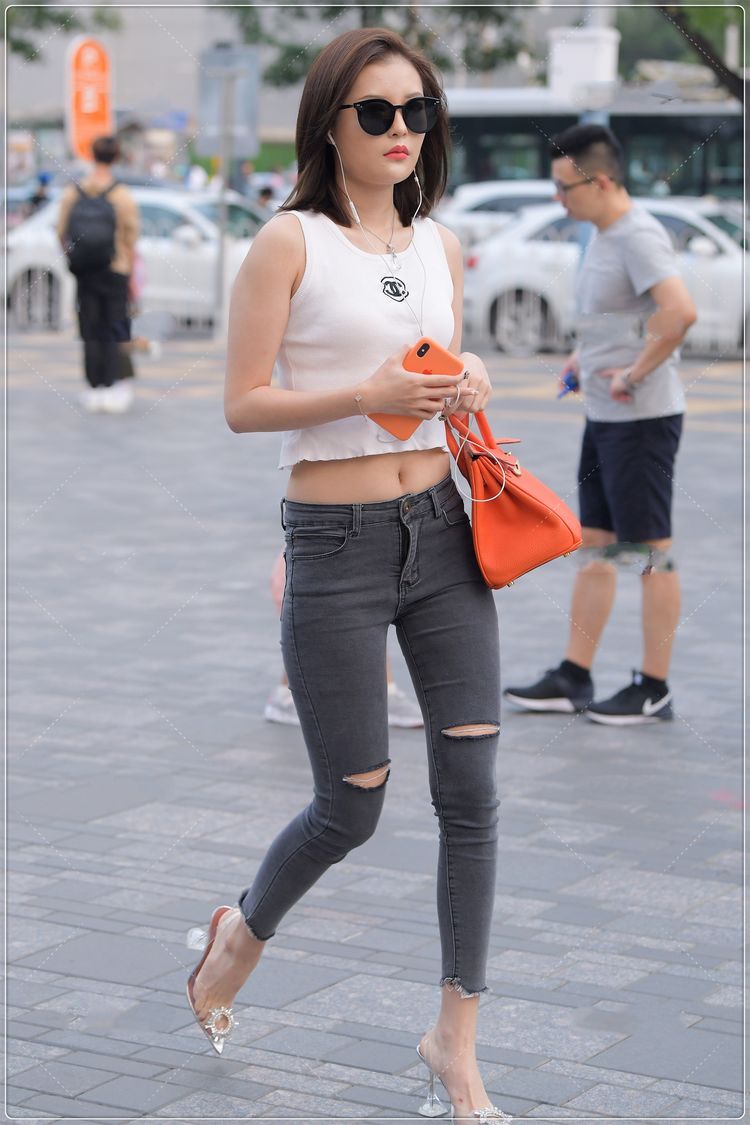牛仔裤|街拍美女：简单的白色背心，搭配露膝牛仔裤很时髦，简约时尚