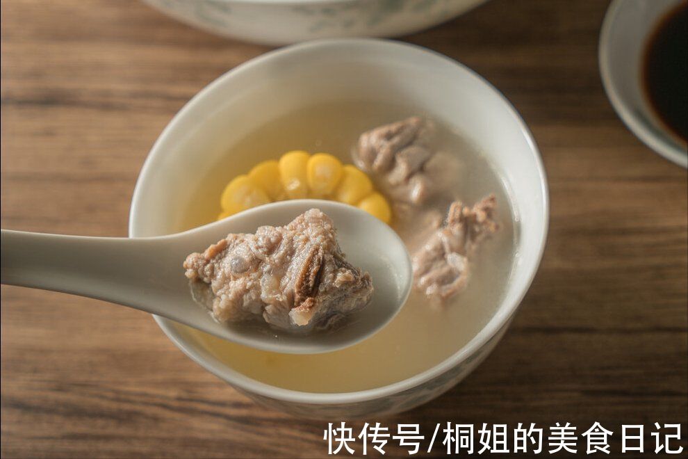 秘诀|炖大骨头汤,直接焯水是错的,大厨教你不外传秘诀,骨汤浓白好喝