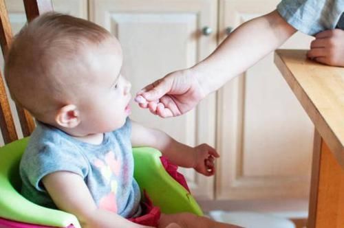 医生|6个月宝宝产钳印明显，奶奶找医生“算账”，医生的话让她脸红