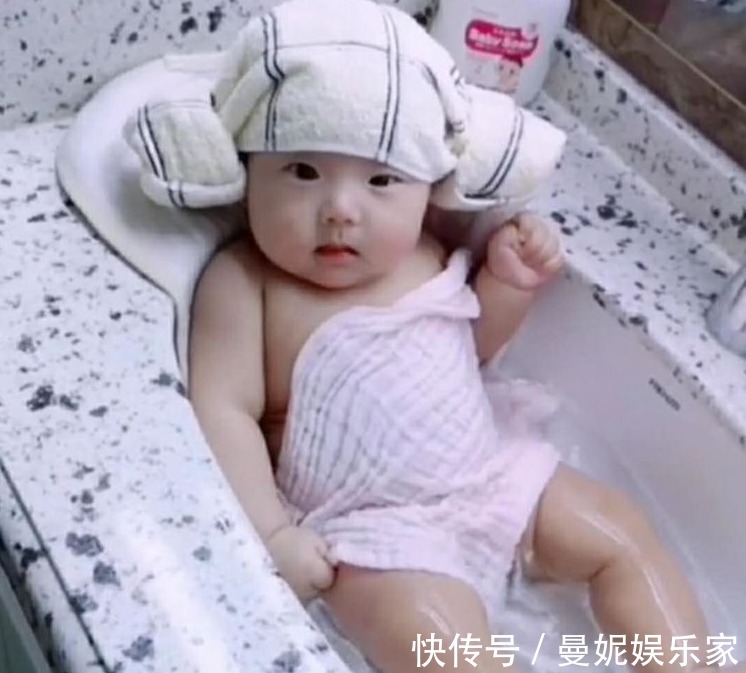 爸爸|宝妈将8个月女儿丢给孩子爸,爸爸发来几张照片,宝妈直接笑喷了