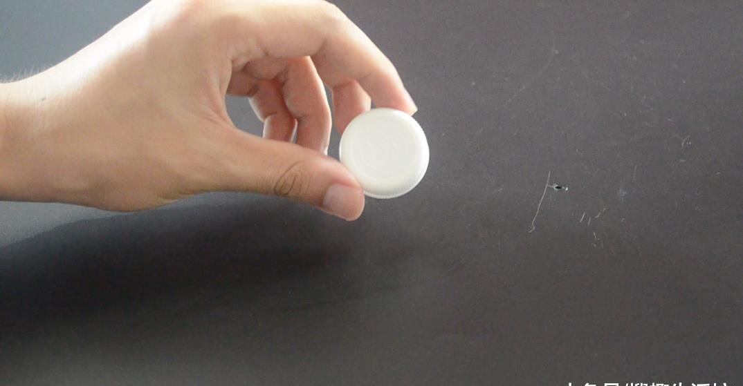 瓶盖上面戳一个洞, 没想到还有这个作用, 看完你会感谢我的