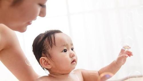 家里“独苗”降生后,爷爷与姥爷凝视半个小时,网友这是照片吧