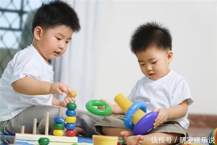 小宝宝|“宠姐”弟弟走红,勤勤恳恳伺候姐姐,网友调侃:全网最惨二胎