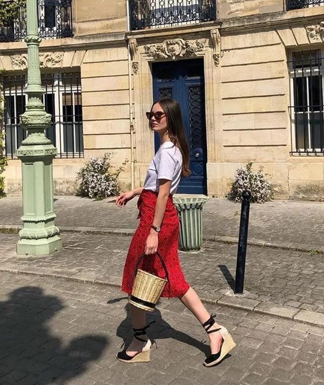 草编包 完爆小白鞋!这双神仙凉鞋跪求你买,巨显腿长