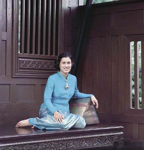 诗琳通公主庆祝中国春节好用心！中山装太遮肉，苏提达忙效仿急于讨好