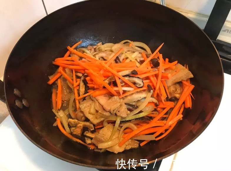 鱼片|雨天吃点啥？大叔教你日式炒乌龙面，爽滑Q弹，吃过一次就忘不了