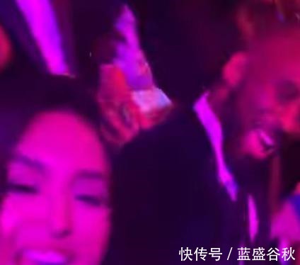 费舍尔|小16岁私教自由出入前属科比豪宅,引球迷猜测,瓦妮莎晒吻狗照回应!
