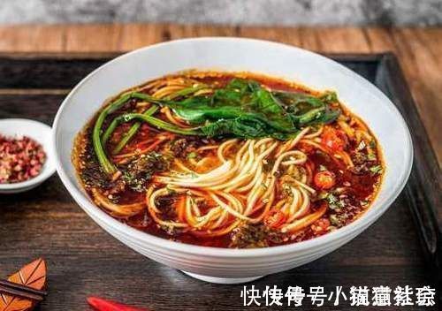 煮面条别再沸水下锅了，面馆师傅教你2招，面条又香又有嚼劲