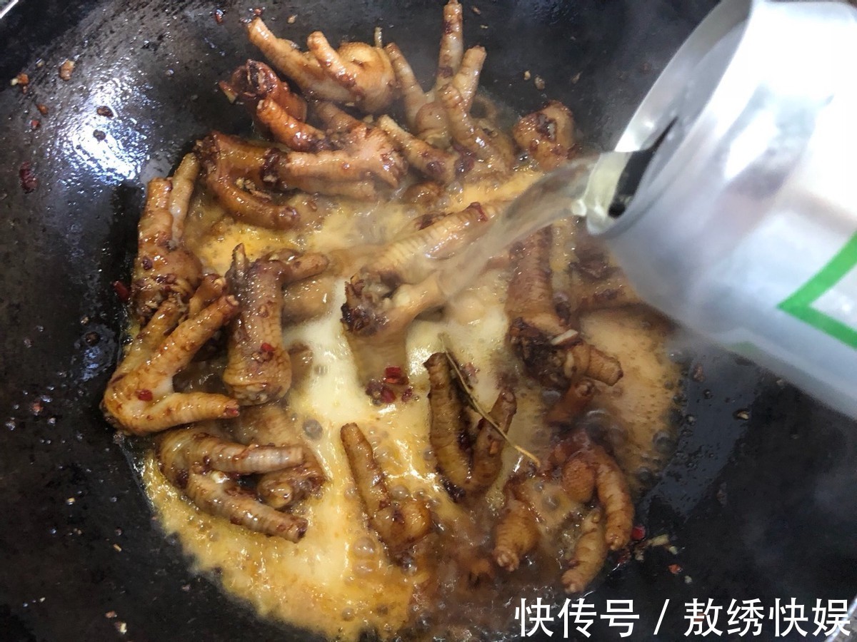 自制|自制香辣蒜香鸡爪,软糯入味,色泽诱人,好吃到舔手指