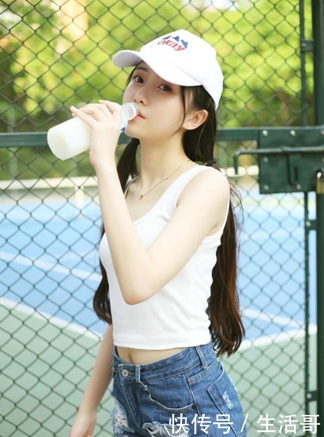 街拍: 大学城的美女学生妹, 俏丽可爱, 让人怦然心动!