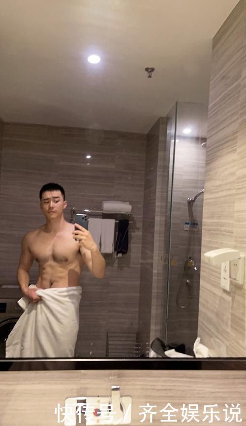 满身|空少小哥健身日常,胸毛腹毛连成线,满身精肌太可了!