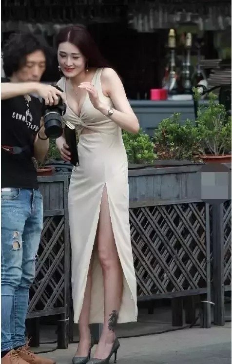时尚街拍:美女一袭单开叉吊带连衣裙,尽显凹凸有致身材
