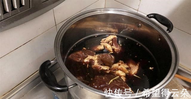 在家做酱牛肉,只需4样配料,牛肉味道香缩水少,能拿去卖了!