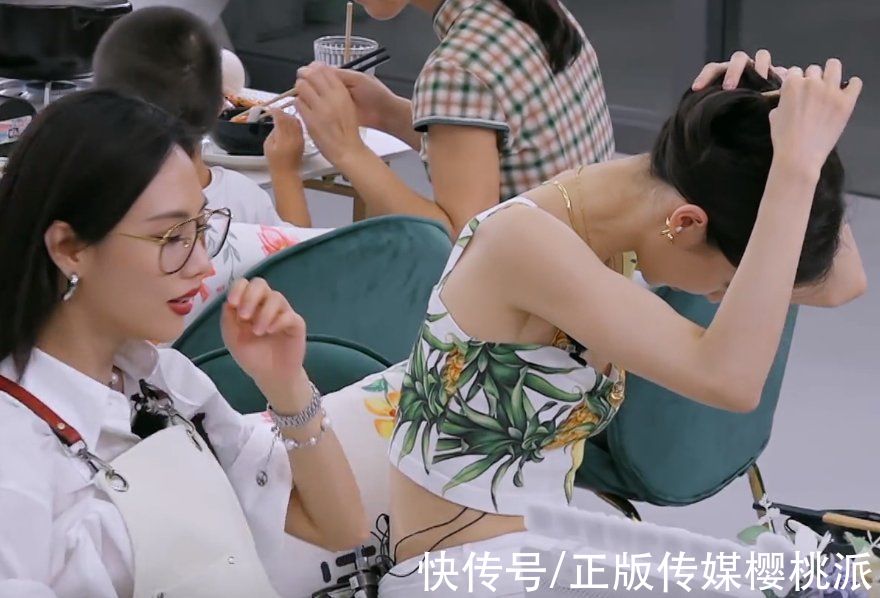 张萌|《中餐厅》再现混乱剪辑，金晨发型连环跳戏，同一场景频繁切换