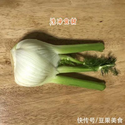 保鲜膜|这是特色茴香根最正宗的做法，好吃到爆