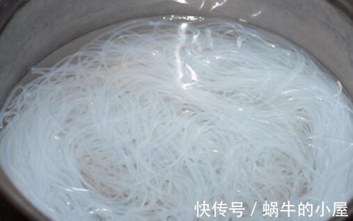 泡“米粉”时,用热水还是冷水?用错了“水”,米粉一炒就碎