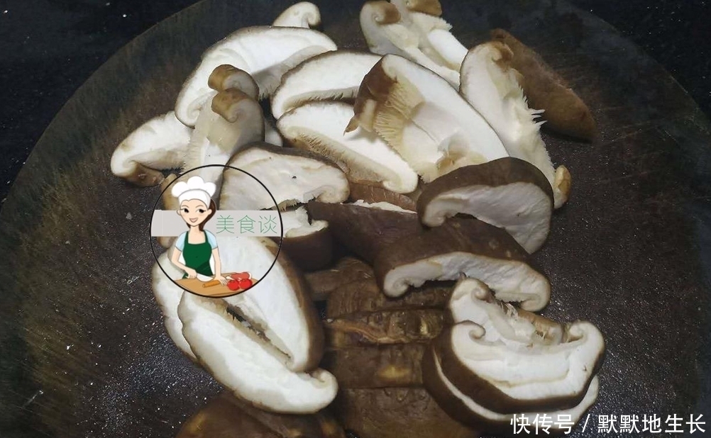 爱吃香菇放过此做法，简单炒一炒，鲜香嫩滑，连挑食的孩子都爱吃