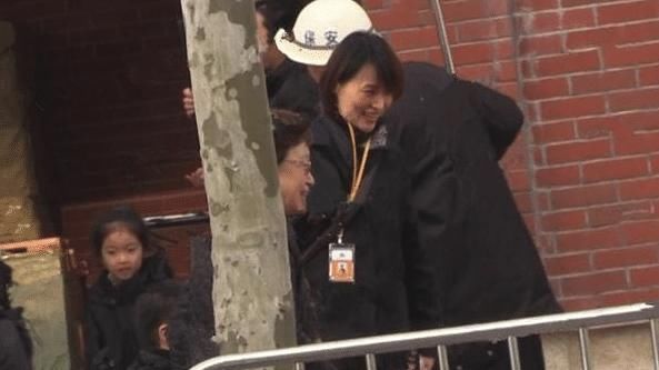 董卿素颜接孩子，却意外暴露贵族学校，网友：一年学费近20万