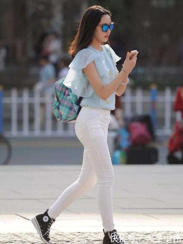 前卫|美女街拍:一身“女白领“既视感,一看都是干练职场女性,不过看着像迟到了