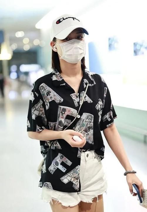 印花|2021别再穿“土味白衬衫”,何超莲的潮流搭配方式,你值得拥有
