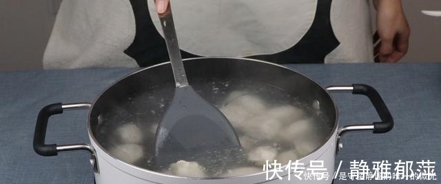 冻饺子|煮冻饺子，是开水下锅还是冷水下锅？记住3点，饺子光滑不破皮