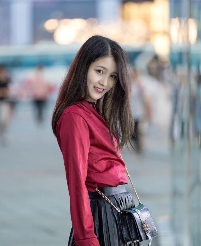 街拍:身材高挑的美女,印花裙格外显眼,大长腿实力抢镜