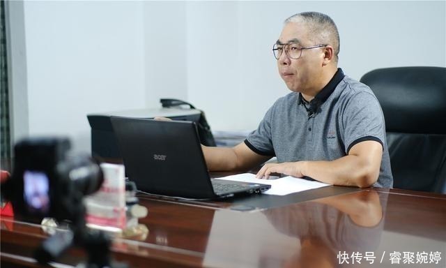 抖音|公司老板带员工跨界玩抖音,大笑称达到了人生的巅峰