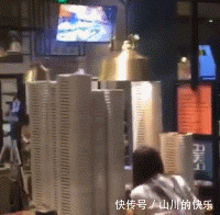 |搞笑GIF段子：喝酒的后果，再让你喝