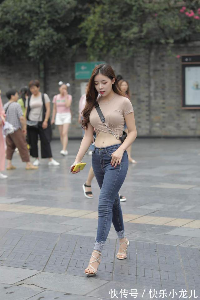 妹子 高腰紧身牛仔裤,淡茶色T恤,这样穿衣装扮的妹子,看上去时尚吗?