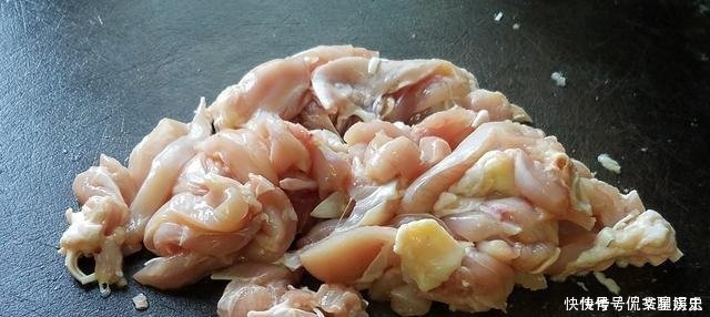 我家鸡腿从不红烧、加2包榨菜、不加一滴水,上桌就被吃光光