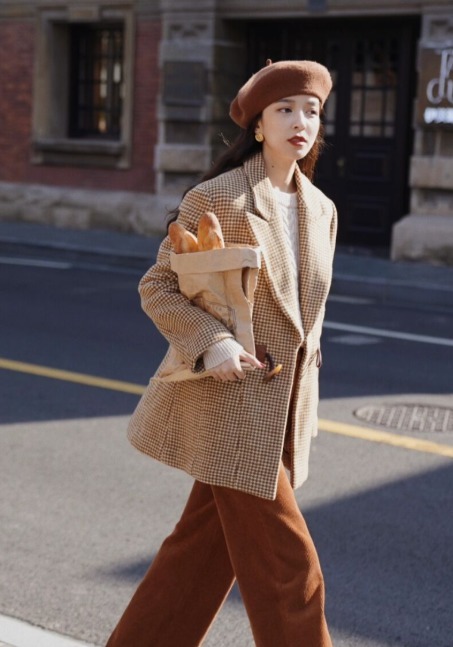 搭配 今年大火的“格纹外套”,比羽绒服还耐穿保暖,洒脱时髦又有气场