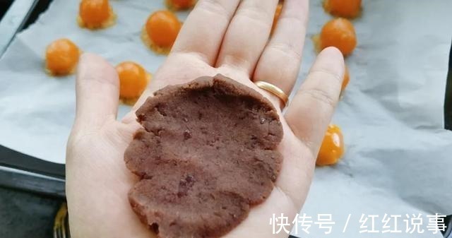 中秋来点不一样的，五彩月饼颜值高，酥软不腻味道好！