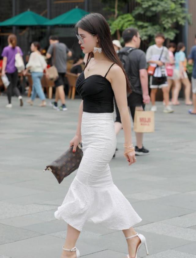 街拍|街拍小姐姐休闲的上衣搭配碎边的牛仔短裤，尽显时尚魅力