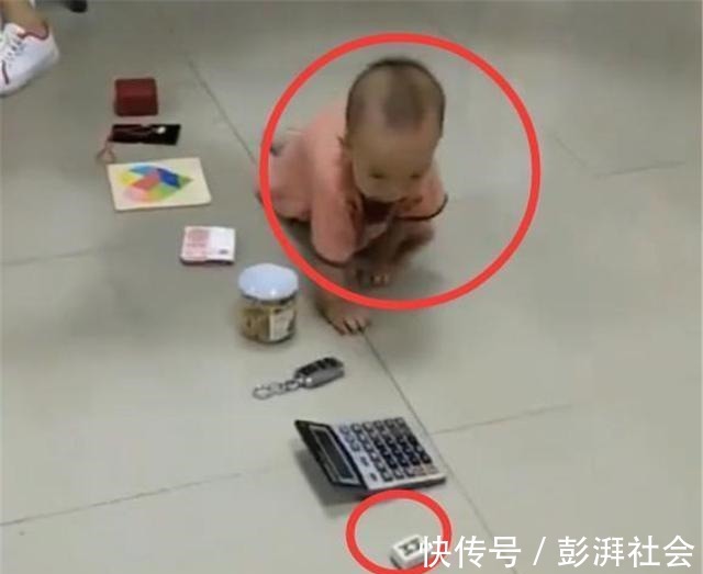 周前|1岁宝宝抓周,奶奶放了这东西,宝宝的举动让全家人笑容都凝固了