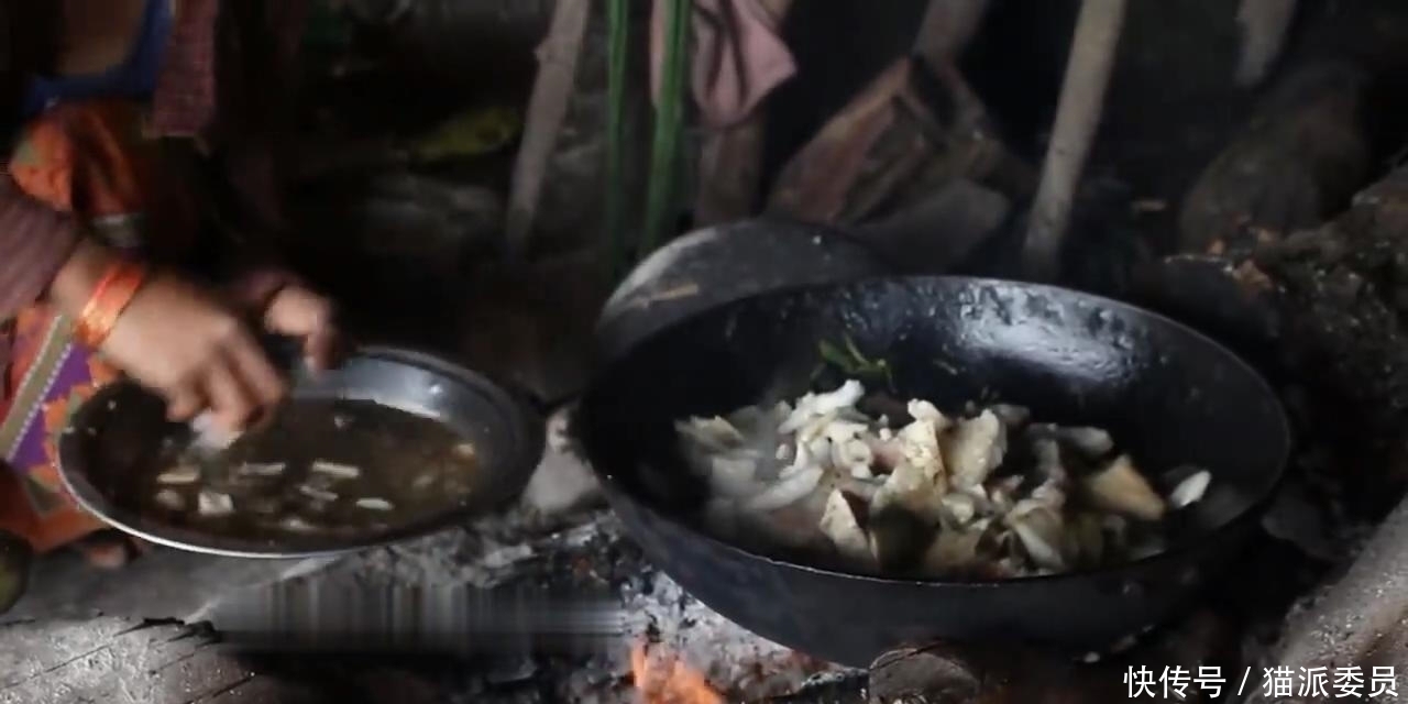 尼泊尔|尼泊尔山区穷人家的生活,房子矮的直不起腰,只吃一个土豆炒蘑菇