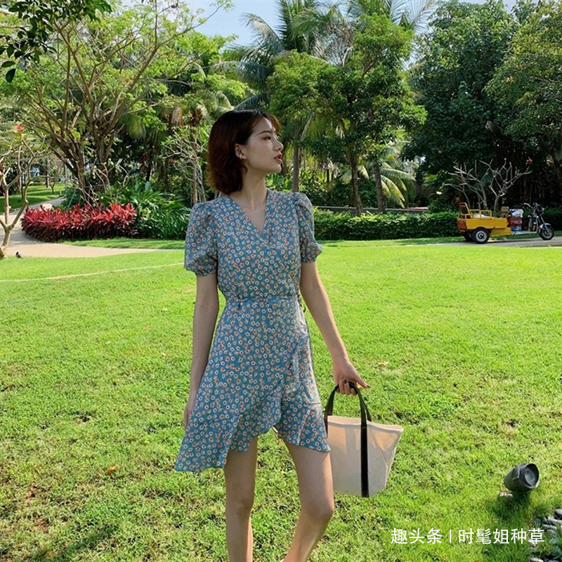 小碎花 穿碎花裙不要跟风,注意3个小细节,能显得更有活力,多一些洋气