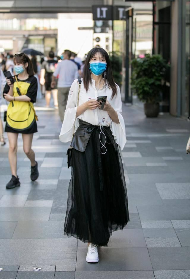 经典的“黑白配”总是穿出路人感学街头达人的穿搭,时髦洋气