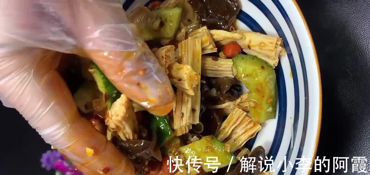 凉拌黄瓜,取材方便做法简单,鲜嫩爽脆酸辣开胃,越吃越上瘾