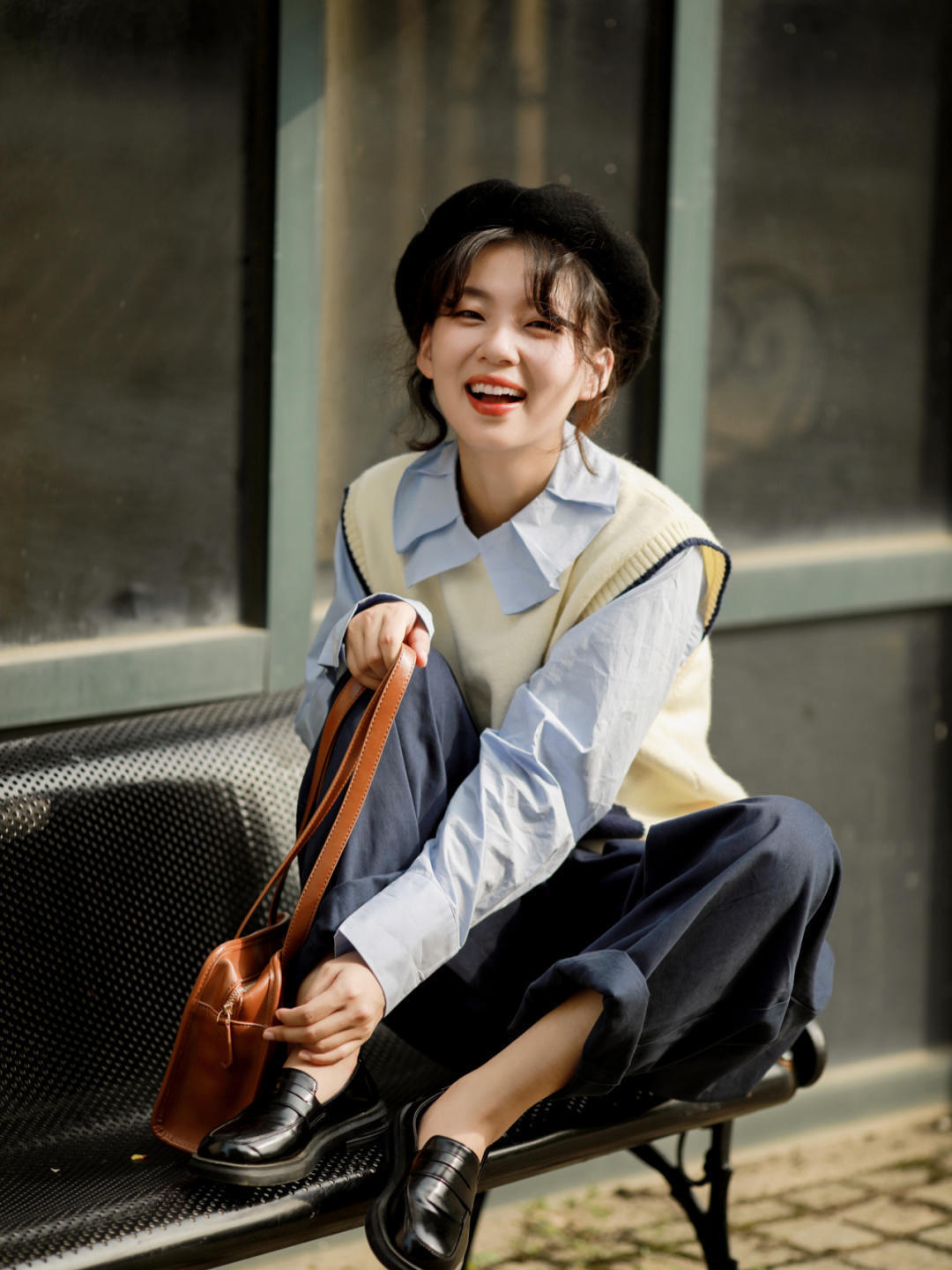 针织马甲|秋天的针织马甲,要穿简约款,搭配衬衫和阔腿裤,穿出好气质