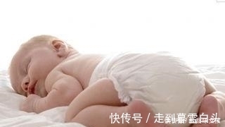 新生儿|为什么新生儿睡觉时喜欢“投降”姿势，儿科医生给出这样的答案