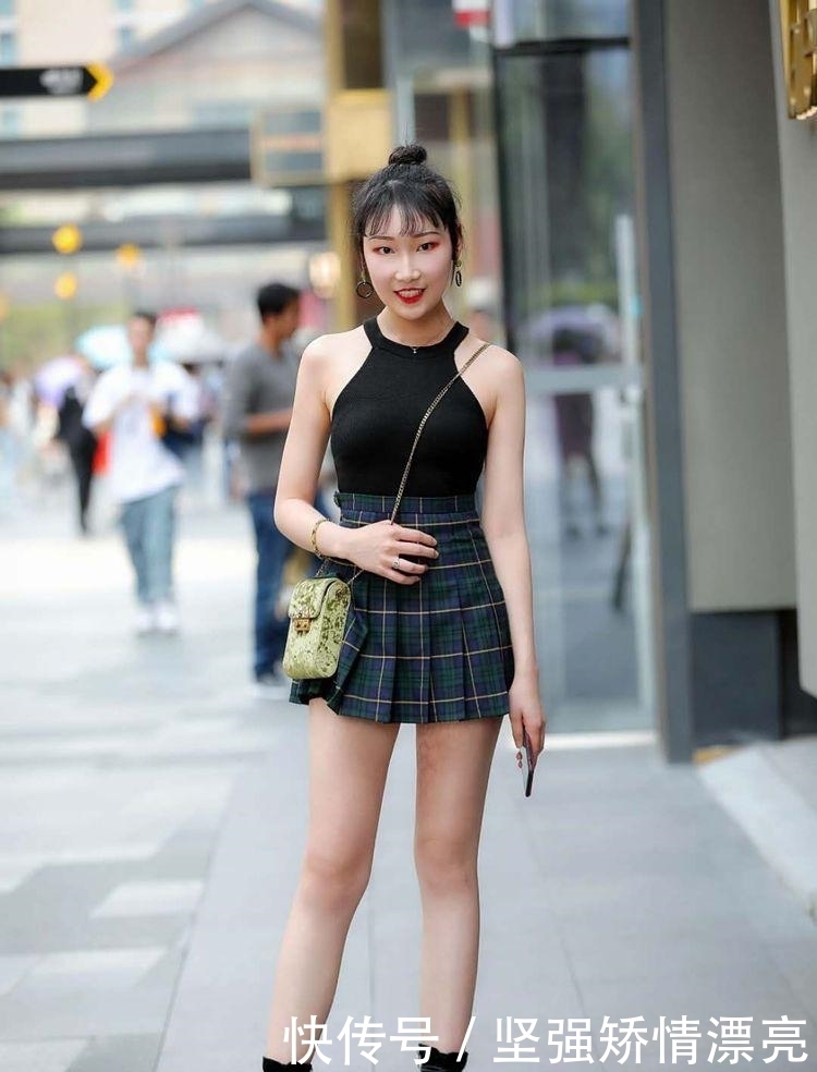 背心|街拍:美女格子半身裙搭配黑色背心, 不同搭配穿出不一样的味道
