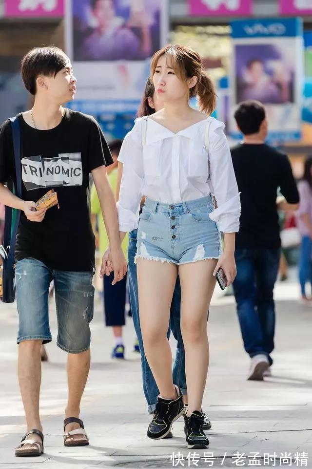 美女 街拍:身材丰满穿牛仔短裤的大白腿性感美女